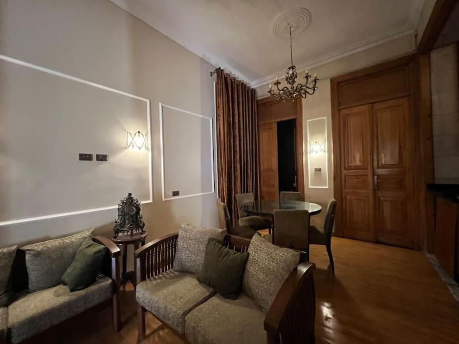 Authentic 3br In Downtown, Appartamento *