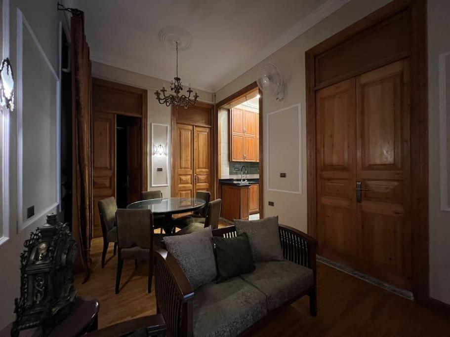Authentic 3br In Downtown, Appartamento Il Cairo