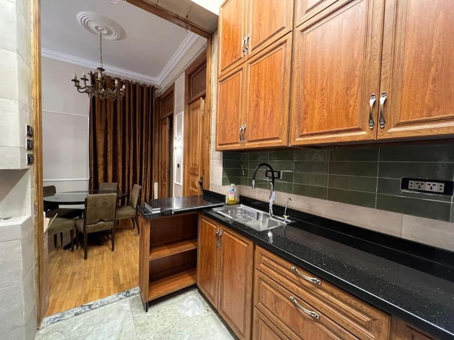Authentic 3br In Downtown, Appartamento Il Cairo